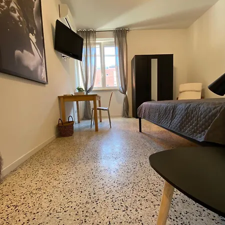 Bernocchi Roma Apartment, Difronte Metropolitana ホームステイ *