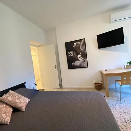 Bernocchi Roma Apartment, Difronte Metropolitana ホームステイ *