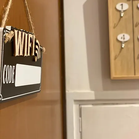 Bernocchi Roma Apartment, Difronte Metropolitana ホームステイ